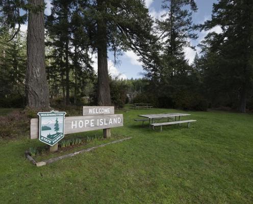 Hope Island park sign with picnic table