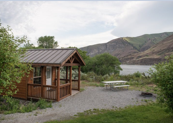 Lincoln Rock Cabin Exterior with picnic table and firepit