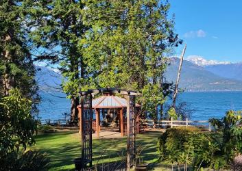 Scenic Beach Emel House Gazebo with lawn