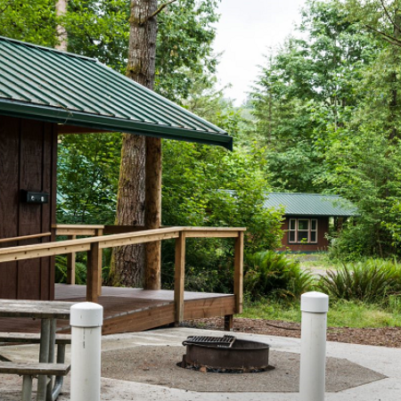 Ike Kinswa Cabins Exterior with firepit