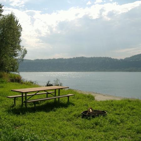 Picnic table on the shores of Reed Island.