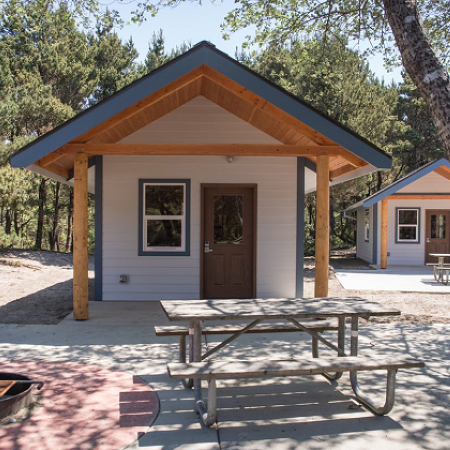 Twin Harbors Cabin with picnic table and firepit