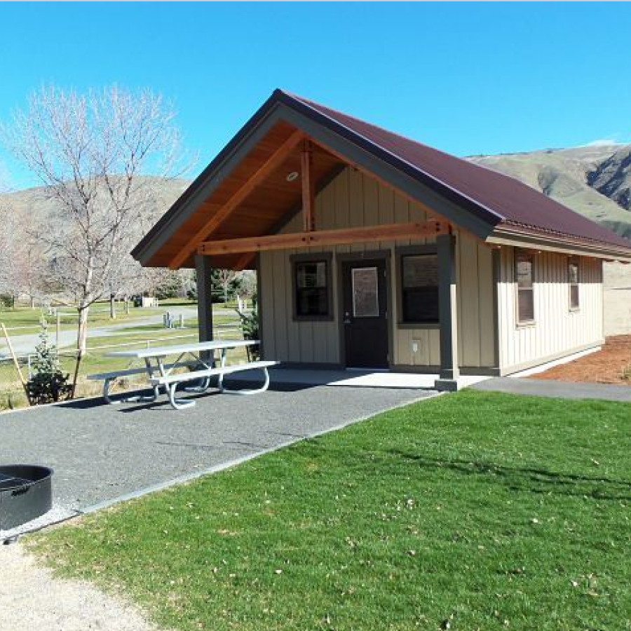 Lincoln Rock Deluxe Cabin with picnic table and firepit