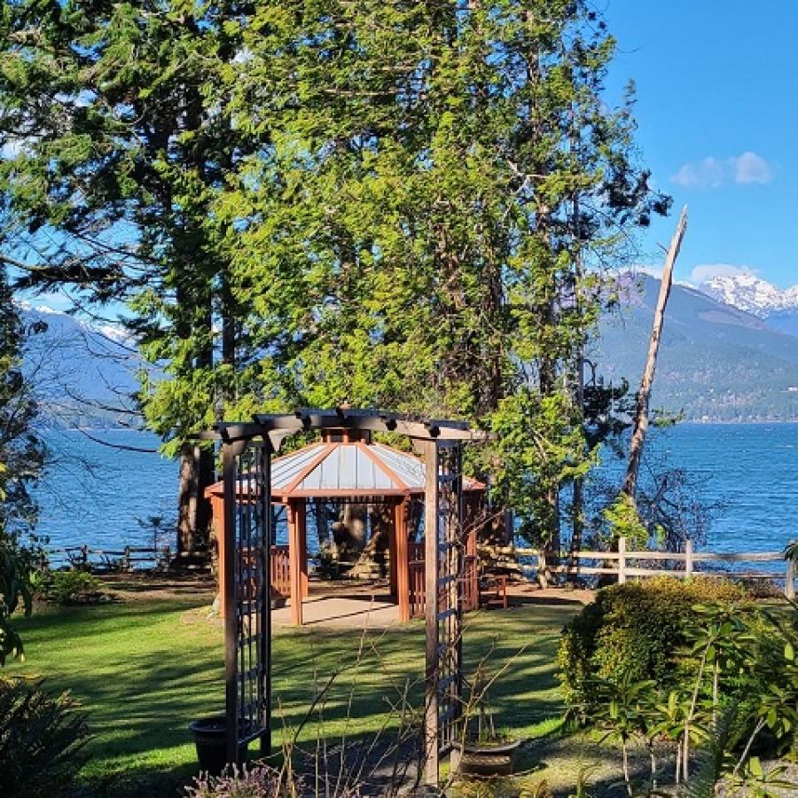 Scenic Beach Emel House Gazebo with lawn