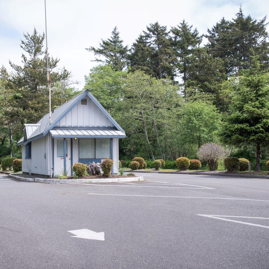 Twin Harbors welcome center and park store