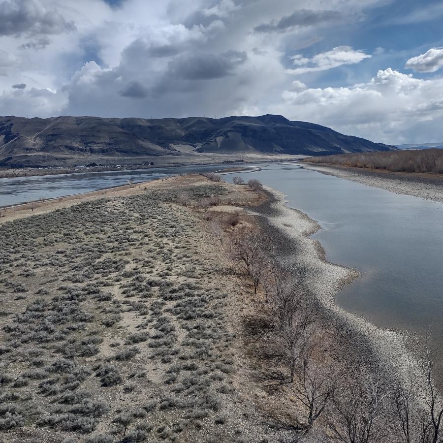 Shoreline along the Palouse to Cascades State Park Trail.