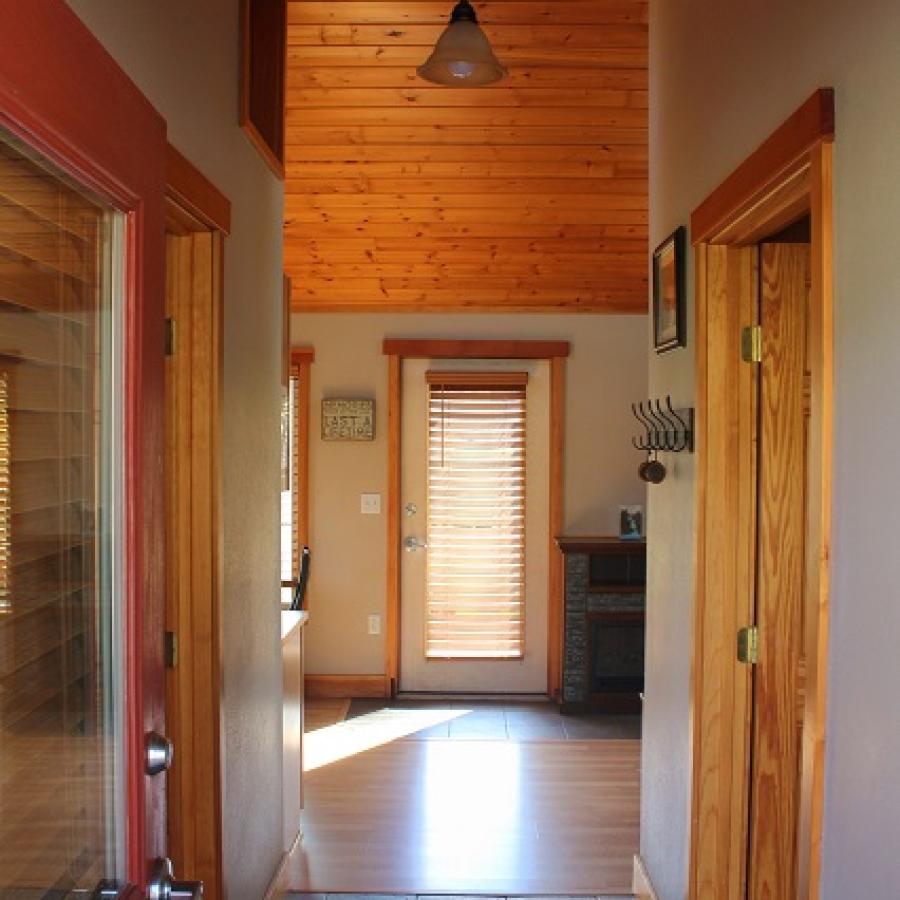 Pearrygin Lake Vacation House Hallway